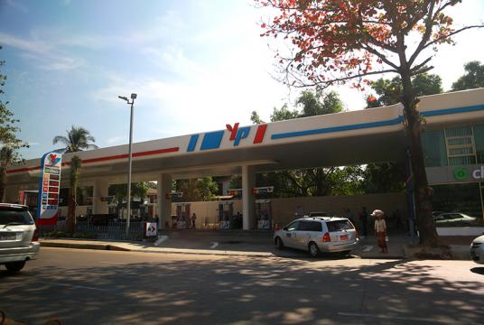 စက်မှုဇုန်ပလပ်မြေအတွင်း ဆောက်လုပ်ခဲ့မှုကြောင့် မြောက်ဥက္ကလာပမြို့နယ်နေ ပြည်သူများက ကန့်ကွက်တိုင်ကြား ခဲ့သော်လည်း ယခုနှစ်ဇန်နဝါရီလဆန်းက ဖွင့်လှစ်ခဲ့သည့် မြောက်ဥက္ကလာပ YP ဆီဆိုင်ကို တွေ့ရစဉ် (ဓာတ်ပုံ-ပြည့်ဖြိုးအောင်)