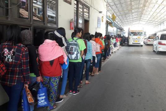 ထိုင်းနိုင်ငံသို့ သွားရောက်လုပ်ကိုင်ကြမည့် မြန်မာအလုပ်သမားများအား မြဝတီနယ်စပ်ဂိတ်တွင် တွေ့ရစဉ် (ဓာတ်ပုံ - ကိုရွှေသိန်း)