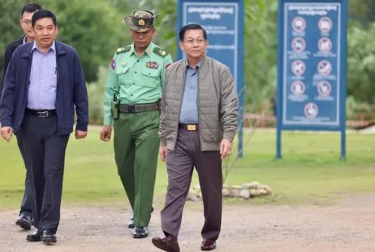 နိုင်ငံတော်ဝန်ကြီးချုပ်အဖြစ် ခန့်အပ်ခံရသည့် ဦးညိုစော အား ယာယီသမ္မတ (တာဝန် ) တပ်မတော် ကာကွ.ယ်ရေးဦးစီးချုပ် ဗိုလ်ချုပ်မှူးကြီးမင်းအောင်လှိုင်နှင့်အတူ ပြည်တွင်းခရီးတစ်ခုတွင် တွေ့ရစဉ်