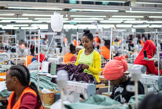 ၂၀၁၉ ခုနှစ် အောက်တိုဘာ ၁ ရက်က  ဟာဝါစာစက်မှုဇုန်ရှိ အထည်ချုပ်စက်ရုံတစ်ခုတွင် အလုပ်လုပ်နေသော အလုပ်သမများကို တွေ့ရစဉ်
