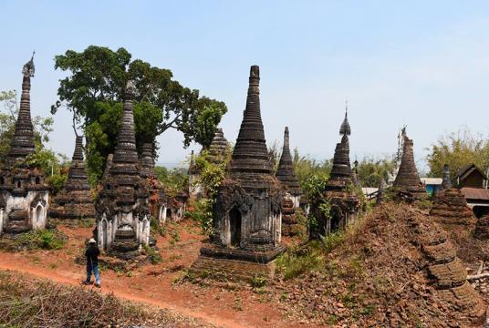  မိုးနဲမြို့အတွင်းရှိ ပြုပြင်ထိန်းသိမ်းရန်လိုအပ်သည့် ဘုရားများကို ဖူးတွေ့ရစဉ်