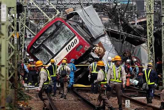  စက်တင်ဘာ ၅ ရက်တွင် ယိုကိုဟားမားမြို့၌ ထရပ်ကားနှင့် ရထားတိုက်မိခဲ့သည့်နေရာတွင် ကယ်ဆယ်ရေးလုပ်ဆောင်နေကြစဉ်