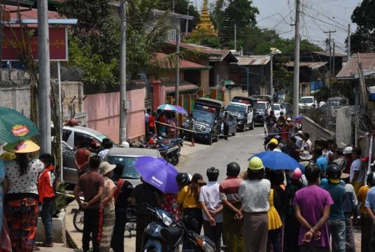 လေးလောင်းပြိုင်လူသတ်မှု ဖြစ်ပွားခဲ့သည့် တောင်ကြီးမြို့ မြင်းဖြူနှစ်ကောင်ဆေးတိုက် ဝန်းကျင်ကို ဧပြီ ၂၈ ရက်က တွေ့ရစဉ်