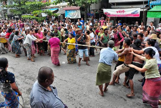 မိုးရွာစေရန်အတွက် မန္တလေးမြို့တွင် မိုးခေါ်လွန်ဆွဲပွဲကို မေ ၂ ရက် ပြုလုပ်စဉ် (ဓာတ်ပုံ - သက်ထွန်းအောင်)