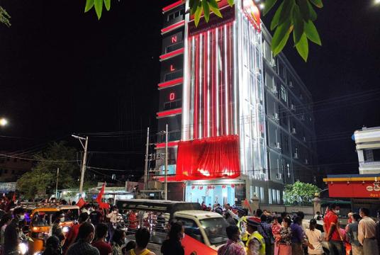 နိုဝင်ဘာ ၉ ရက် ညပိုင်းက ရန်ကုန်မြို့ NLD ရုံးချုပ်ရှေ့တွင် NLD ထောက်ခံသူများ အောင်ပွဲခံနေစဉ် 
