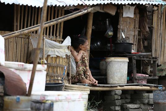 ရန်ကုန်မြို့ ဆင်ခြေဖုံးရပ်ကွက်တွင် နေထိုင်သူအချို့ကိုတွေ့ရစဉ်