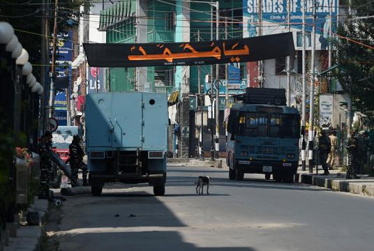  စက်တင်ဘာ ၈ ရက်တွင် ဆရီနာဂါမြို့၏ Lal Chowk ဧရိယာ၌ အိန္ဒိယပြည်သူ့စစ်တပ်ဖွဲ့ဝင်များ စောင့်ကြပ်နေကြစဉ်
