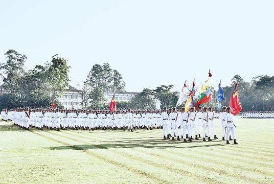  စစ်တက္ကသိုလ်ဗိုလ်လောင်းသင်တန်း အမှတ်စဉ် (၆၁) သင်တန်းဆင်းဗိုလ်လောင်းများ စစ်ရေးပြနေသည်ကို တွေ့ရစဉ်