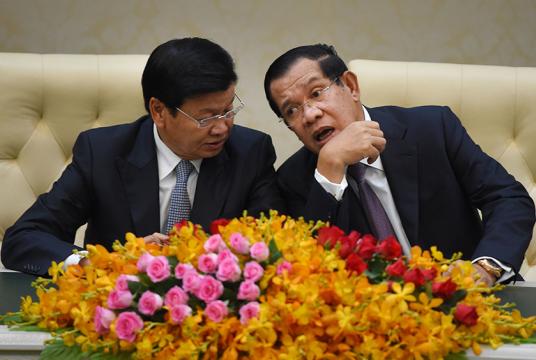   စက်တင်ဘာ ၁၂ ရက်တွင် ဖနွမ်းပင်၌ ကမ္ဘောဒီးယားဝန်ကြီးချုပ် ဟွန်ဆန် (ယာ)က လာအိုဝန်ကြီးချုပ် Thongloun Sisoulith နှင့် စကားပြောနေစဉ်