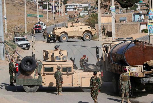  စက်တင်ဘာ ၁၂ ရက်တွင် ကဘူးတောင်ဘက်၌ အသေခံကားဗုံးခွဲသည့်နေရာအား အာဖဂန်စစ်သားများက စောင့်ကြပ်နေစဉ်