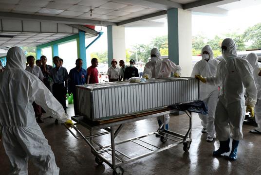 H1N1 သံသယဖြင့် သေဆုံးခဲ့သူကို ရေဝေးသုသာန်သို့ ပို့ဆောင်စဉ် (ဓာတ်ပုံ - နာရေးကူညီမှုအသင်း - ရန်ကုန်)