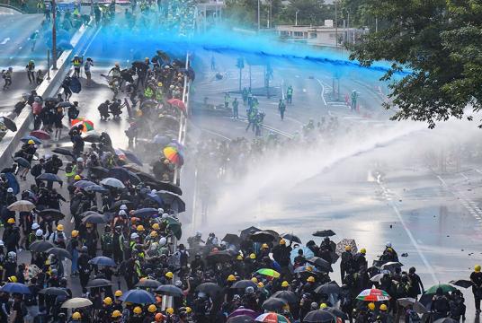  စက်တင်ဘာ ၁၅ ရက်တွင် ဟောင်ကောင်အစိုးရ ဌာနချုပ်အပြင်ဘက်၌ ရဲတပ်ဖွဲ့က ဆန္ဒပြသူများအား ရေအမြောက်ဖြင့် လူစုခွဲနေစဉ်