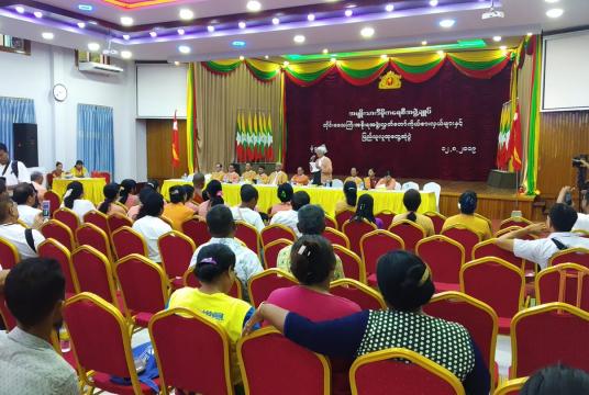 NLD ပါတီ တိုင်းဒေသကြီး အစိုးရအဖွဲ့၊ လွှတ်တော် ကိုယ်စားလှယ်များနှင့် ပြည်သူလူထု တွေ့ဆုံပွဲကို သြဂုတ်လ ၁၂ ရက်က ပြုလုပ်နေစဉ်