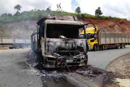 သြဂုတ် ၂၉ ရက်က မူဆယ်-ကွတ်ခိုင်ကြားတွင် မြောက်ပိုင်းမဟာမိတ် သုံးဖွဲ့က မီးရှို့ခဲ့သော ကုန်တင်ယာဉ်အား တွေ့ရစဉ် (ဓာတ်ပုံ - SaiHar Bit)