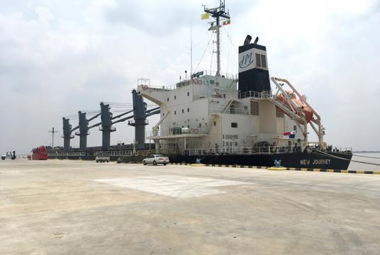  အပြည်ပြည်ဆိုင်ရာဆိပ်ခံတံတား တွင် ဆိုက်ကပ်ထားသည့် International Bulk Terminal Thilawa (IBTT) သင်္ဘောတစ်စင်းကိုတွေ့ရစဉ်