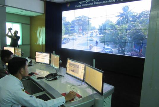 ရန်ကုန်မြို့ရှိ နိုင်ငံခြားငွေကြေး ရောင်းဝယ်သည့် ကောင်တာတစ်ခုကို တွေ့ရစဉ် (ဓာတ်ပုံ-ကျော်ဇင်ဖြိုး)