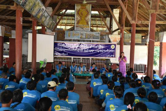 JMC-S (ကရင်) ဒုတိယဥက္ကဋ္ဌ (၂) စောသိန်းရွှေနှင့် ကော်မတီဝင် အရပ်သားကိုယ်စားလှယ်များ စက်တင်ဘာ ၂၂ ရက်တွင် ဘားအံမြို့နယ် ရသေ့ပျံကျေးရွာအုပ်စုသို့ သွားရောက်၍ ဒေသခံပြည်သူလူထုနှင့် တွေ့ဆုံစဉ် (ဓာတ်ပုံ - GMC)