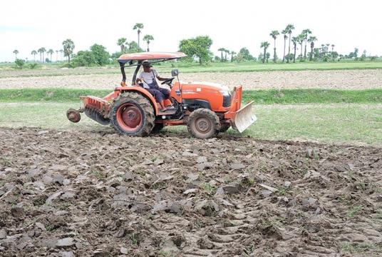  ရွှေဘိုခရိုင်အတွင်း မိုးခေါင်နေသဖြင့် ရေမရှိသည့်လယ်မြေများတွင် ထွန်ယက်နေစဉ်