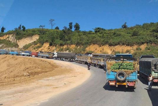  မြန်မာ-တရုတ် ကုန်သွယ်ရေးလမ်းကြောင်းပေါ်ရှိ မန္တလေး-မူဆယ်လမ်းမကြီးတစ်နေရာကို တွေ့ရစဉ် (ဓာတ်ပုံ-ထွန်းနေလှိုင်)