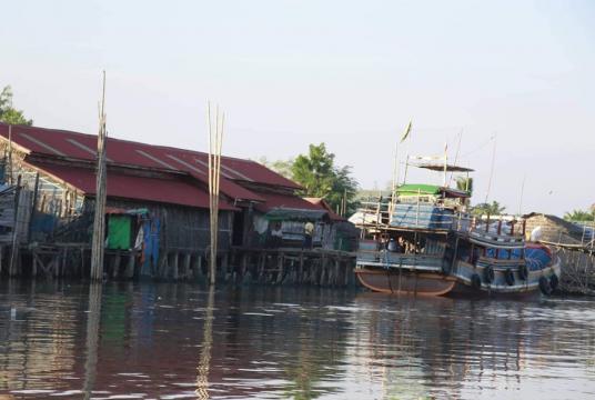 ရေမိုင် ၂၀ ကျော်တွင်ရှိသည့် ကျားဖောင်လုပ်သားများအတွက် ရိက္ခာပို့သည့်သင်္ဘောကို ဖျာပုံကမ်းခြေ တစ်နေရာတွင် တွေ့ရစဉ်