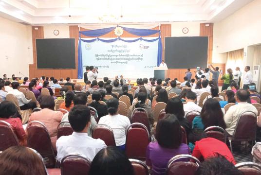  နိုဝင်ဘာ ၂၉ ရက်က ပြုလုပ်သည့် မြန်မာနိုင်ငံမူပိုင်ခွင့် ဥပဒေများမိတ်ဆက်ခြင်းနှင့် ကုန်အမှတ်တံဆိပ် ဥပဒေအကောင်အထည်ဖော်ရေးဆိုင်ရာ စကားဝိုင်းဆွေးနွေးပွဲကို တွေ့ရစဉ် (ဓာတ်ပုံ-ဇေယျာငြိမ်း)