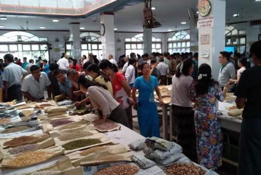 မန္တလေးပဲစျေးကွက်တွင် ဝယ်ရောင်း ပြုလုပ်နေသူများအား တွေ့ရစဉ်