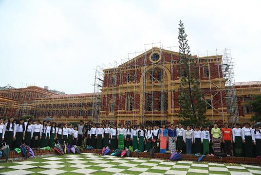  မြန်မာပြည်လွတ်လပ်ရေးအတွက် အသက်ပေးခဲ့ကြသည့် အာဇာနည်ကိုးဦး သွေးမြေကျခဲ့သည့် ရုံးဝင်းအတွင်း ၂၀၁၈ ခုနှစ် ဇူလိုင် ၁၉ ရက်တွင် ကျောင်းသားနှင့်ပြည်သူများ ဦးညွတ်အလေးပြုစဉ် (ဓာတ်ပုံ-ကြည်နိုင်)