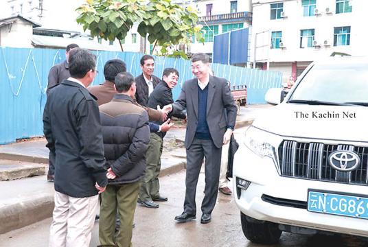 လိုင်ဇာမြို့သို့ ရောက်ရှိလာသည့် မစ္စတာ ဆွန်ကော့ရှန်အား KIO/KIA ခေါင်းဆောင်များက ကြိုဆိုနှုတ်ဆက်နေစဉ်