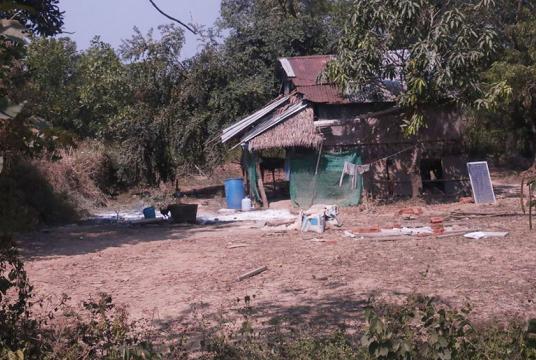 လှည်းကူးမြို့တွင် သုံးလောင်းပြိုင်လူသတ်မှု ဖြစ်ပွားခဲ့သည့် နေအိမ်ကို တွေ့ရစဉ်