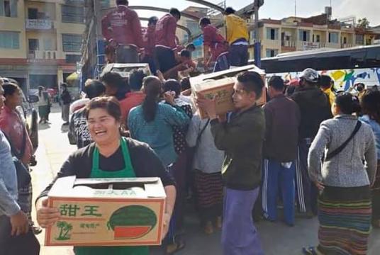တရုတ်နိုင်ငံမှ ဝယ်ယူမှု မရှိသလောက် ဖြစ်နေသဖြင့် ရောင်းမကုန်သည့် ဖရဲသီးများကို ဇန်နဝါရီ ၂၉ ရက်က မူဆယ်မြို့တွင် အခမဲ့ဝေနေသည်ကို တွေ့ရစဉ်