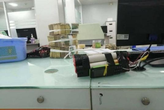 မြောက်ဒဂုံမြို့နယ် CB Bank တွင် ၂၀၂၀ ဖေဖော်ဝါရီ ၇ ရက်က ဖြစ်ပွားခဲ့သည့် ဘဏ်အတွင်း သေနတ်ပြ လုယက်မှုဖြစ်စဉ်၌ တရားခံမှ ဘဏ်အတွင်းထားခဲ့သည့် ဗုံးဟုယူဆရသည့်အရာတစ်ခုအား တွေ့ရစဉ်