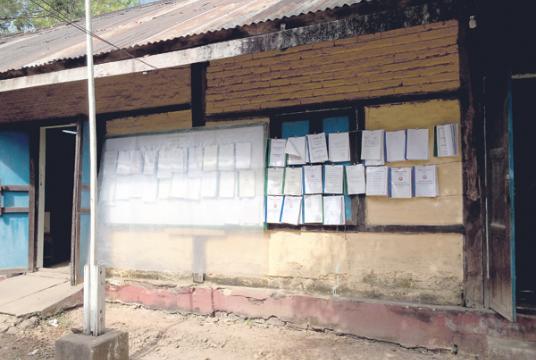ပုသိမ်မြို့နယ်အတွင်းရှိ ရေဘေးရှောင်ပြည်သူများအတွက် Eleven Media Group နှင့် စေတနာရှင် ပြည်သူများက စတုတ္ထအကြိမ်မြောက် ဆန်အိတ် ၇၀၀ ထပ်မံလှူဒါန်းပွဲတွင် ရေကြည်ဦးဘုရား ရေဘေးကယ်ဆယ်ရေးစခန်းမှ ရေဘေးရှောင်ပြည်သူများအား ဆန်များလှူဒါန်းနေစဉ်