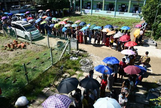 ၂၀၂၀ ပြည့်နှစ် နိုဝင်ဘာ ၈ ရက် အထွေထွေရွေးကောက်ပွဲတွင် မြန်မာနိုင်ငံ ဒေသအနှံ့မှ ပြည်သူများ ဆန္ဒမဲပေးရန် စောင့်ဆိုင်းနေသည်ကို တွေ့ရစဉ်