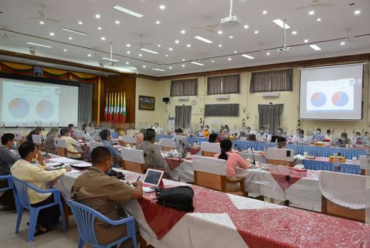    ဇူလိုင် ၉ ရက်ကပြုလုပ်သည့် COVID-19 ကာကွယ်ထိန်းချုပ် ကုသရေးလုပ်ငန်းများတွင် တိုင်းဒေသကြီး ပြည်နယ်အလိုက် COVID-19 ဖြစ်ပွားမှု အခြေအနေနှင့် ရှေ့လုပ်ငန်းစဉ်များ ဆွေးနွေးခြင်းအစည်းအဝေး ပြုလုပ်နေသည်ကို တွေ့ရစဉ်