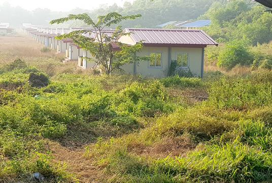 ရွာလုံးကျွတ်မီးရှို့ဖျက်ဆီးခြင်းခံရသည့် နံ့သာတောင်ကျေးရွာတွင် ကျေးရွာသားများအား ပြန်လည်နေရာချထားသော အိမ်များကို တွေ့ရစဉ်