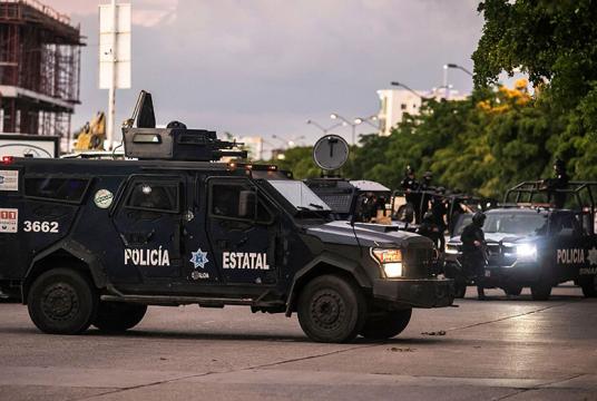   အောက်တိုဘာ ၁၇ ရက်တွင် ကူလီယာကန်မြို့၌ မက္ကဆီကိုရဲများက ကင်းလှည့်နေကြစဉ်