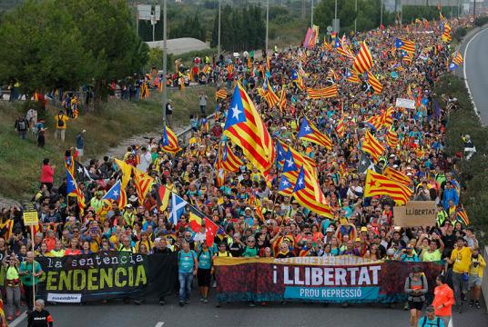  အောက်တိုဘာ ၁၈ ရက်တွင် San Vicenc dels Horts မြို့၌ လွတ်လပ်ရေးလိုလားသည့် ဆန္ဒပြသူများ ချီတက်နေကြစဉ်