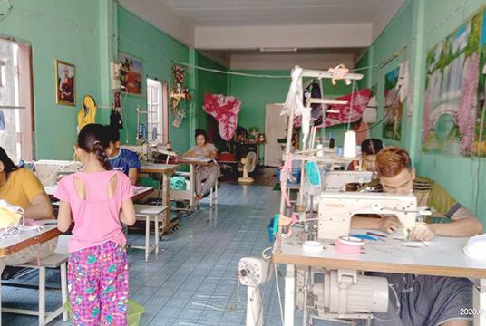 မြဝတီမြို့ရှိ တစ်နိုင်တစ်ပိုင်အထည်ချုပ်စက်ရုံလုပ်ငန်းခွင်တစ်နေရာကို တွေ့ရစဉ်