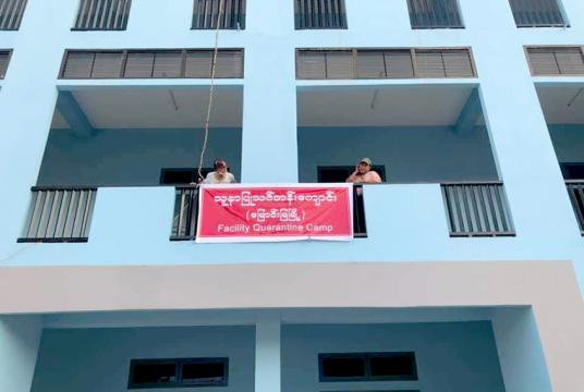  မြောင်းမြမြို့နယ် သူနာပြုသင်တန်းကျောင်းတွင် ဖွင့်လှစ်ထားသည့် Facility Quarantine နေရာကို တွေ့ရစဉ် (ဓာတ်ပုံ- မင်းသူဝင်းထွဋ်)