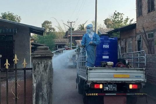  Case - 27 နေထိုင်ခဲ့သည့် ကျိုက်မရောမြို့နယ် ကျွန်းရွာကျေးရွာ၊ ပေါ်တော်မူအပိုင်းအား ပိုးသတ်ဆေးဖျန်းနေသည်ကို တွေ့ရစဉ် (ဓာတ်ပုံ- စောအောင်မြင့်ခိုင်)