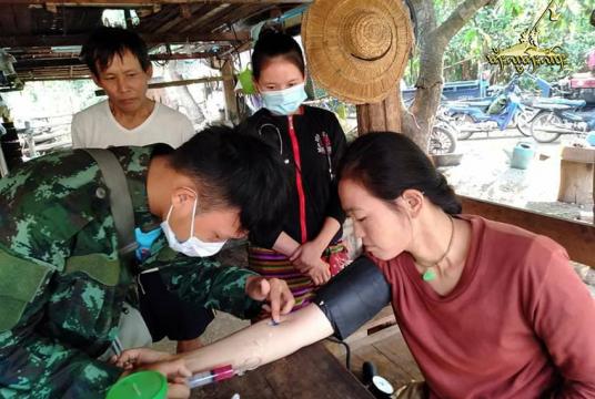 RCSS အဖွဲ့မှ ဒေသခံတစ်ဦးအား ကျန်းမာရေး စောင့်ရှောက်မှု ပေးနေစဉ် Photo - RCSS