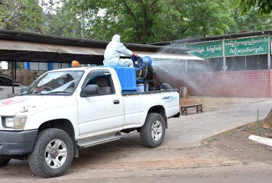  Case- 121 နှင့် ထိတွေ့ခဲ့သူ ၃၅ ဦးတို့ ၏ နှာခေါင်းတို့ဖတ်စများကို ရယူခဲ့သော တောင်ကြီးမြို့ အထက(၂) ကျောင်းကို ပိုးသတ်ဆေးဖျန်းနေစဉ် (ဓာတ်ပုံ- စည်သာ)