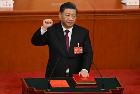 မတ်လ ၁၀ ရက်က ပေကျင်းမြို့တော်ရှိ ပြည်သူ့မဟာခန်းမဆောင်တွင် ကျမ်းသစ္စာကျိန်ဆိုနေသည့် တရုတ်သမ္မတ ရှီကျင်းပင်ကို တွေ့ရစဉ် (Photo – AFP)