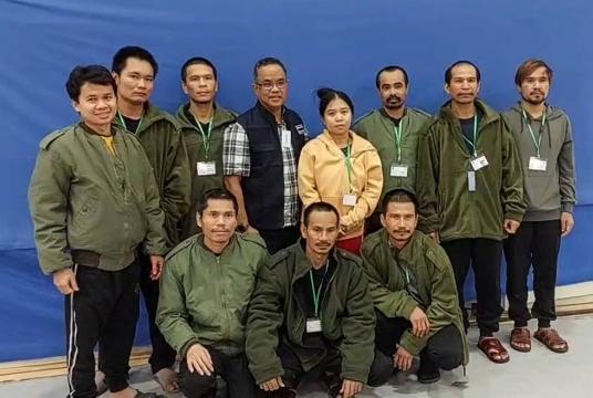 ထိုင်းနိုင်ငံခြားရေးဝန်ကြီးဌာနက နိုဝင်ဘာ ၂၅ ရက်နေ့စွဲဖြင့် ထုတ်ပြန်သည့် ဓာတ်ပုံတွင် ထိုင်းအရာရှိတစ်ဦး (လယ်) နှင့် ပြန်လည်လွတ်မြောက်လာသည့် ထိုင်းဓားစာခံများကို တွေ့ရစဉ်(Photo-AFP)