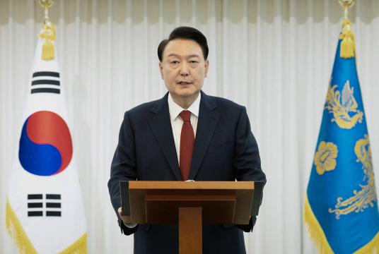 ဒီဇင်ဘာ ၁၂ ရက်က ဆိုးလ်မြို့တော်ရှိ သမ္မတရုံးတွင် မိန့်ခွန်းပြောကြားနေသည့် တောင်ကိုရီးယားသမ္မတ ယွန်းဆော့ယိုကို တွေ့ရစဉ်(Photo:AFP)