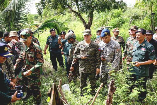 နိုဝင်ဘာ ၁၃ ရက်တွင် အာဆီယံ၏ လေ့လာရေးအဖွဲ့က ထိုင်း-ကမ္ဘောဒီးယားနယ်စပ်ဒေသကို လာရောက်ကြည့်ရှုနေစဉ်(Photo: AFP)