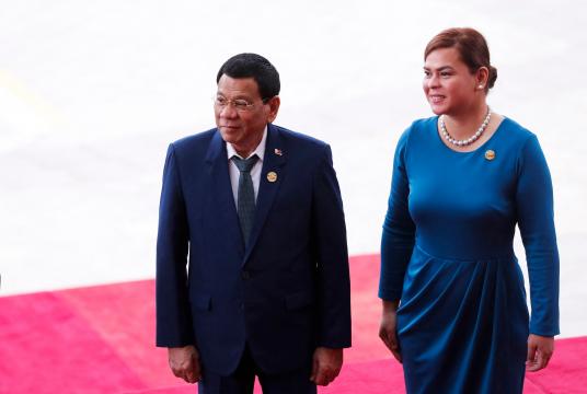 ၂၀၁၈ ခုနှစ် ဧပြီလ ၁၀ ရက်က တရုတ်နိုင်ငံ ဟိုင်နန်ပြည်နယ်တွင် ပြုလုပ်သည့် ညီလာခံတစ်ခုသို့ တက်ရောက်လာသည့် ဖိလစ်ပိုင်သမ္မတ ဒူတာတေး(ဝဲ) နှင့် သမီးဖြစ်သူ ဆာရာတို့အား တွေ့ရစဉ်