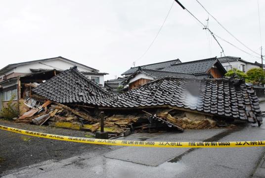 ဂျပန်နိုင်ငံ အိရှိကာဝါစီရင်စု၊ ဆုဇုမြို့တွင် အင်အားပြင်းငလျင်လှုပ်ခတ်မှုကြောင့် ပြိုကျပျက်စီးသွားသည့် အဆောက်အအုံတစ်ခုကို မေ ၆ ရက်ကတွေ့ရစဉ် (Photo – AFP)
