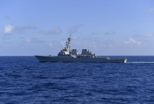 အမေရိကန်ရေတပ်၏ အာလီဘာ့ခ်အတန်းစား ပဲ့ထိန်းဒုံးကျည်တပ် ဖျက်သင်္ဘော USS Milius တောင်တရုတ်ပင်လယ်တွင် ဖြတ်သန်းခုတ်မောင်းနေပုံကို ၂၀၂၁ ခုနှစ် နိုဝင်ဘာ ၂၀ ရက်က ရိုက်ကူးထားသောဓာတ်ပုံ၌ တွေ့ရစဉ်(Photo: AFP)