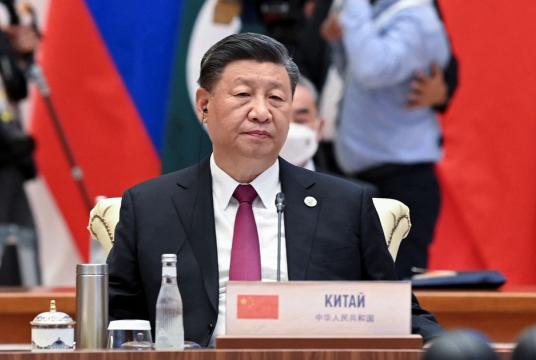 စက်တင်ဘာ ၁၆ ရက်က ဥဇဘက်ကစ္စတန်တွင် ပြုလုပ်သည့် ရှန်ဟိုင်းပူးပေါင်းဆောင်ရွက်မှု အဖွဲ့အစည်း၏ ထိပ်သီးအစည်းအဝေးသို့ တရုတ်သမ္မတရှီကျင်းပင် တက်ရောက်နေစဉ် (Photo : Reuters)